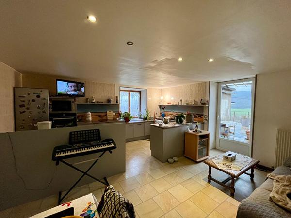 Propriété de caractère 4 chambres au coeur du village de Saint-Julien-sur-Suran