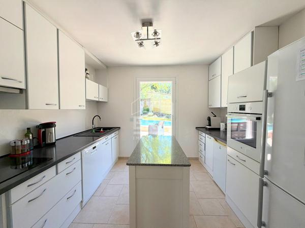A VENDRE 84120 PERTUIS MAISON TYPE 6 PIECES D'ENVIRON 107M² AVEC JARDIN, GARAGE ET PISCINE