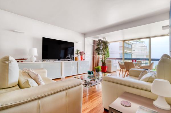 2 pièces 72 m² À VENDRE Appartement 2 pièces en avant dernier étage cave et garage dans résidence avec piscine