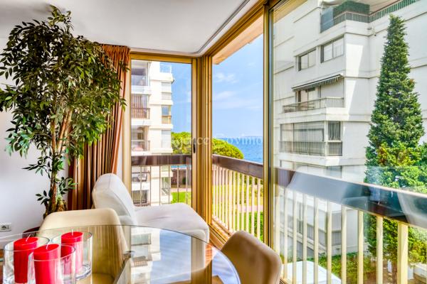 2 pièces 72 m² À VENDRE Appartement 2 pièces en avant dernier étage cave et garage dans résidence avec piscine