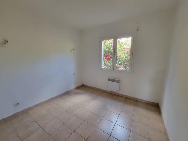 Villa de plain pied, dans quartier calme avec jardin et garage Villeneuve-lès-Montréal (11290)