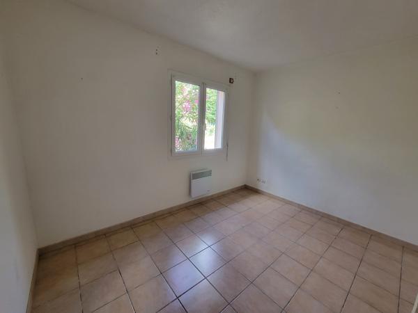 Villa de plain pied, dans quartier calme avec jardin et garage Villeneuve-lès-Montréal (11290)