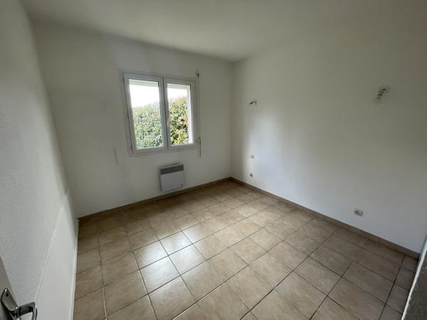 Villa de plain pied, dans quartier calme avec jardin et garage Villeneuve-lès-Montréal (11290)