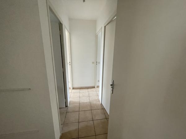 Villa de plain pied, dans quartier calme avec jardin et garage Villeneuve-lès-Montréal (11290)