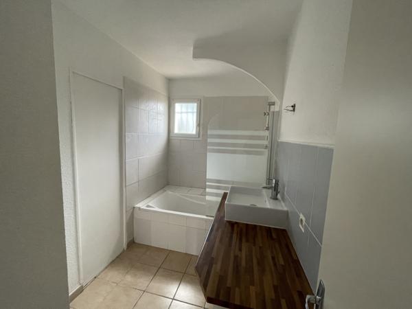 Villa de plain pied, dans quartier calme avec jardin et garage Villeneuve-lès-Montréal (11290)