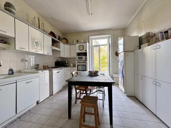 Maison  8 pièce(s)  5 chambre(s)  187.51 m²