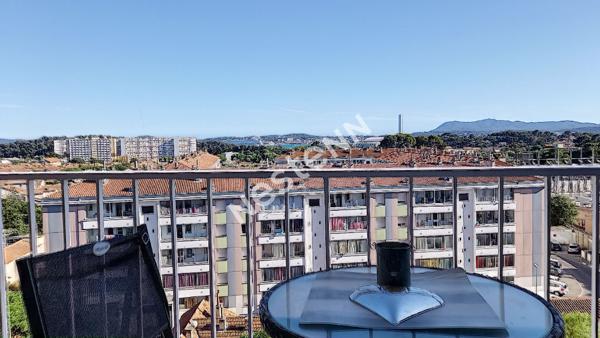 Appartement de 3 pièces de 65 m² à Toulon Ouest avec vue mer et belle pièce de vie