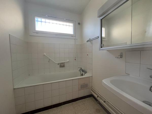 "HYERES GARE " Vente Appartement 3 pièce(s) 63.67 m2, Cave, Balcon, Loggia et Parking.