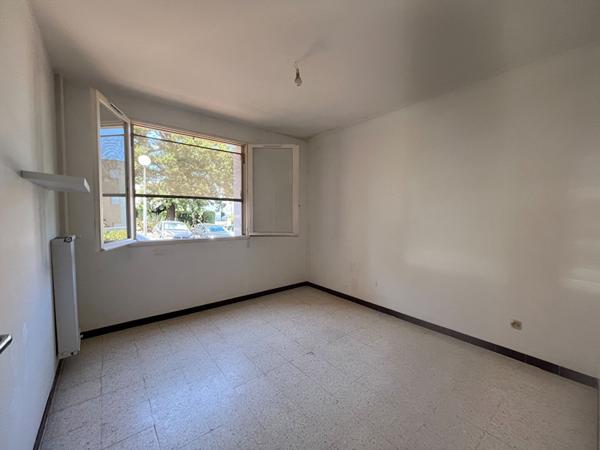 "HYERES GARE " Vente Appartement 3 pièce(s) 63.67 m2, Cave, Balcon, Loggia et Parking.