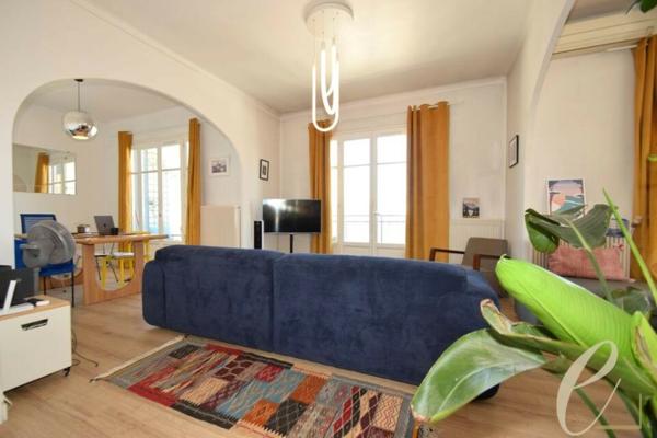 Lyon 3ème Halles Paul Bocuse – Magnifique Appartement T3 meublé en dernier étage de 66 m² avec 2 balcons et vue dégagée