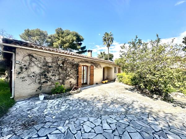 À vendre - Maison individuelle, 4 pièces située à Antibes (06160)