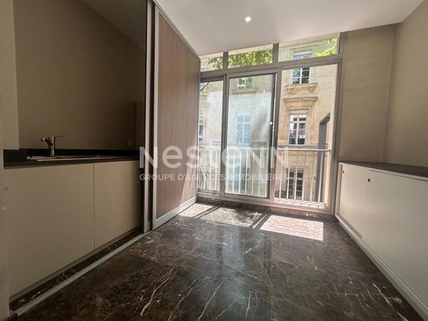 Bureaux (modifiable en habitation) 150m² avec PARKING - Grand standing au coeur d'Avignon intra-muros