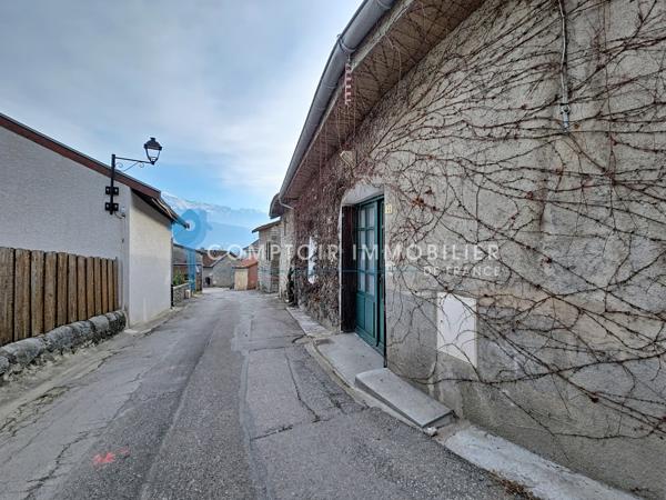 Maison de village
                                                                                                                                                                                                                                                                                                                        3 pièce(s)                                                                                                                                                                                                          2 chambre(s)                                                                                                                                                                                                          94  m²