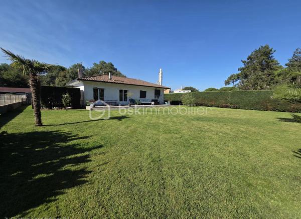 À Vielle-Saint-Girons, découvrez cette agréable maison offrant un cadre de vie idéal entre nature et authenticité landaise.

Dès l’entrée, vous serez séduits par une maison pensée pour une vie de famille, avec une belle pièce de séjour, une cuisine, quatre chambres, une salle d'eau, des WC indépendants ainsi qu’un cellier.

La maison bénéficie également d’une véranda, véritable espace supplémentaire à vivre, ainsi que de deux terrasses permettant de profiter pleinement des beaux jours et de la douceur du climat landais.

Côté extérieur, les prestations sont particulièrement appréciables avec un garage indépendant, un abri de jardin, un abri bois et un carport pour la voiture.

 Un bien complet et fonctionnel, idéal pour une résidence principale, une maison familiale ou un pied-à-terre dans les Landes.


Une opportunité rare dans un secteur prisé, à découvrir sans tarder