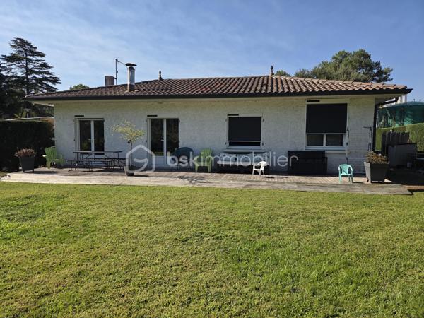 À Vielle-Saint-Girons, découvrez cette agréable maison offrant un cadre de vie idéal entre nature et authenticité landaise.

Dès l’entrée, vous serez séduits par une maison pensée pour une vie de famille, avec une belle pièce de séjour, une cuisine, quatre chambres, une salle d'eau, des WC indépendants ainsi qu’un cellier.

La maison bénéficie également d’une véranda, véritable espace supplémentaire à vivre, ainsi que de deux terrasses permettant de profiter pleinement des beaux jours et de la douceur du climat landais.

Côté extérieur, les prestations sont particulièrement appréciables avec un garage indépendant, un abri de jardin, un abri bois et un carport pour la voiture.

 Un bien complet et fonctionnel, idéal pour une résidence principale, une maison familiale ou un pied-à-terre dans les Landes.


Une opportunité rare dans un secteur prisé, à découvrir sans tarder