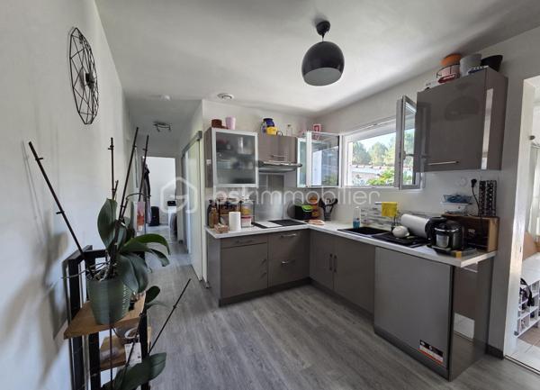 À Vielle-Saint-Girons, découvrez cette agréable maison offrant un cadre de vie idéal entre nature et authenticité landaise.

Dès l’entrée, vous serez séduits par une maison pensée pour une vie de famille, avec une belle pièce de séjour, une cuisine, quatre chambres, une salle d'eau, des WC indépendants ainsi qu’un cellier.

La maison bénéficie également d’une véranda, véritable espace supplémentaire à vivre, ainsi que de deux terrasses permettant de profiter pleinement des beaux jours et de la douceur du climat landais.

Côté extérieur, les prestations sont particulièrement appréciables avec un garage indépendant, un abri de jardin, un abri bois et un carport pour la voiture.

 Un bien complet et fonctionnel, idéal pour une résidence principale, une maison familiale ou un pied-à-terre dans les Landes.


Une opportunité rare dans un secteur prisé, à découvrir sans tarder