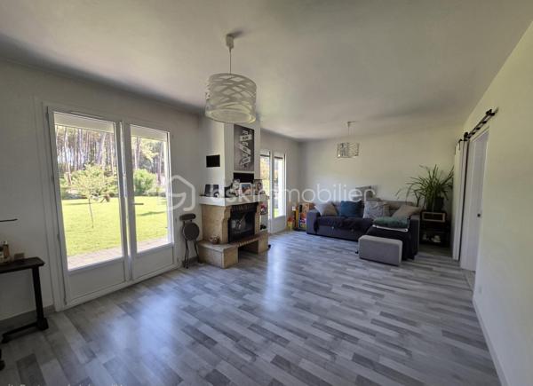 À Vielle-Saint-Girons, découvrez cette agréable maison offrant un cadre de vie idéal entre nature et authenticité landaise.

Dès l’entrée, vous serez séduits par une maison pensée pour une vie de famille, avec une belle pièce de séjour, une cuisine, quatre chambres, une salle d'eau, des WC indépendants ainsi qu’un cellier.

La maison bénéficie également d’une véranda, véritable espace supplémentaire à vivre, ainsi que de deux terrasses permettant de profiter pleinement des beaux jours et de la douceur du climat landais.

Côté extérieur, les prestations sont particulièrement appréciables avec un garage indépendant, un abri de jardin, un abri bois et un carport pour la voiture.

 Un bien complet et fonctionnel, idéal pour une résidence principale, une maison familiale ou un pied-à-terre dans les Landes.


Une opportunité rare dans un secteur prisé, à découvrir sans tarder