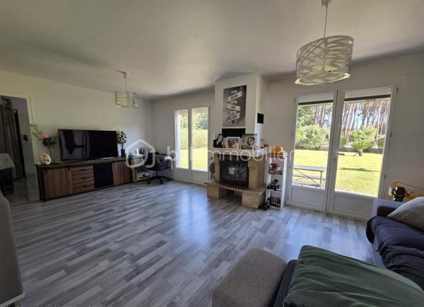 À Vielle-Saint-Girons, découvrez cette agréable maison offrant un cadre de vie idéal entre nature et authenticité landaise.

Dès l’entrée, vous serez séduits par une maison pensée pour une vie de famille, avec une belle pièce de séjour, une cuisine, quatre chambres, une salle d'eau, des WC indépendants ainsi qu’un cellier.

La maison bénéficie également d’une véranda, véritable espace supplémentaire à vivre, ainsi que de deux terrasses permettant de profiter pleinement des beaux jours et de la douceur du climat landais.

Côté extérieur, les prestations sont particulièrement appréciables avec un garage indépendant, un abri de jardin, un abri bois et un carport pour la voiture.

 Un bien complet et fonctionnel, idéal pour une résidence principale, une maison familiale ou un pied-à-terre dans les Landes.


Une opportunité rare dans un secteur prisé, à découvrir sans tarder