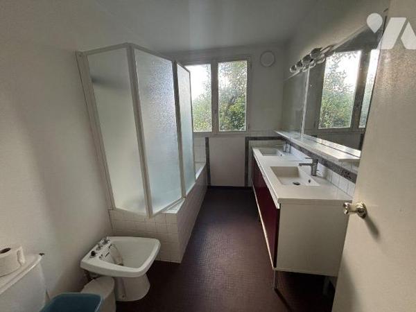 A VENDRE, Gironde, Proche Bordeaux, LE TAILLAN MEDOC, domaine de Hontane, sur un terrain de 105...