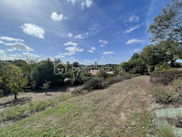 Dans un environnement calme et recherché, en hauteur de Mareuil-sur-Lay-Dissais, venez découvrir ce beau terrain constructible d’environ  1000m², offrant une vue dégagée sur la campagne environnante.

 Ensoleillé et sans vis-à-vis, ce terrain bénéficie d’un cadre privilégié pour réaliser votre future maison, dans un environnement paisible tout en restant à proximité des commodités de la commune.
Le terrain est partiellement viabilisé et bénéficie d’une allée privative en indivision avec un second propriétaire, permettant d’accéder facilement à la parcelle.
Autre atout : terrain libre de constructeur, vous laissant toute liberté dans le choix de votre constructeur et dans la conception de votre projet.

Les + :
•	Terrain constructible d’environ 1000 m²
•	Belle situation en hauteur
•	Vue dégagée
•	Ensoleillé
•	Sans vis-à-vis
•	Environnement calme
•	Partiellement viabilisé
•	Libre de constructeur
•	Allée privative en indivision

Un terrain offrant un cadre idéal pour construire une maison à votre image, dans un environnement agréable et préservé.
📞 Pour plus d’informations ou organiser une visite, contactez-moi.