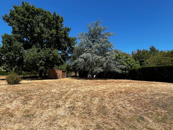 Terrain constructible à vendre de  plus de 1700 m² aux Garennes sur Loire