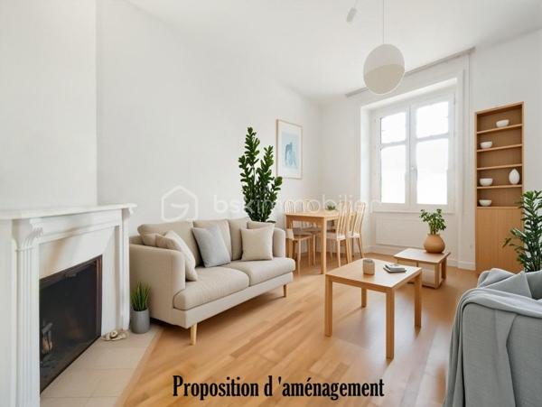 À seulement quelques minutes du centre-ville de Rennes, dans un immeuble Art déco des années 40 parfaitement entretenu, découvrez ce T2 traversant de 42 m², alliant le charme de l'ancien et le confort du moderne.

Dès l'entrée, le caractère unique de l'appartement se révèle à travers ses prestations authentiques : parquet d'origine, élégants vitraux sur les portes intérieures, cheminée dans le salon-séjour. Un bien chaleureux et plein de personnalité.

L'appartement offre une distribution optimisée avec un agréable salon-séjour lumineux, une cuisine séparée équipée et aménagée, une chambre confortable disposant de sa salle d'eau attenante avec fenêtre, ainsi qu'un espace de rangement ou dressing à aménager.

Les annexes constituent un véritable atout : cave privative, cellier et accès à un jardin commun arboré, idéal pour profiter des beaux jours en toute tranquillité.

Les points forts :

Immeuble Art déco de caractère: Parquet, vitraux et cheminée
Appartement traversant et lumineux
Chambre avec salle de bains attenante et Espace dressing
Cave et cellier privatifs avec Jardin partagé
Chauffage inclus dans les charges de copropriété
Copropriété saine et très bien entretenue 

Un bien coup de cœur pour les amateurs d'appartements de caractère, dans un secteur recherché de Rennes, à proximité immédiate des commerces, transports et commodités.

À visiter sans tarder.