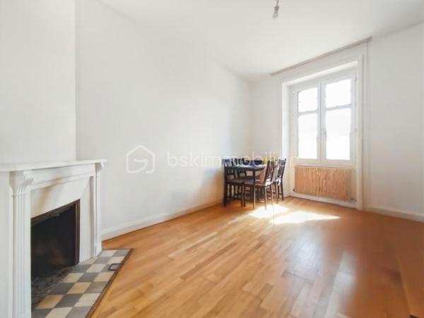 À seulement quelques minutes du centre-ville de Rennes, dans un immeuble Art déco des années 40 parfaitement entretenu, découvrez ce T2 traversant de 42 m², alliant le charme de l'ancien et le confort du moderne.

Dès l'entrée, le caractère unique de l'appartement se révèle à travers ses prestations authentiques : parquet d'origine, élégants vitraux sur les portes intérieures, cheminée dans le salon-séjour. Un bien chaleureux et plein de personnalité.

L'appartement offre une distribution optimisée avec un agréable salon-séjour lumineux, une cuisine séparée équipée et aménagée, une chambre confortable disposant de sa salle d'eau attenante avec fenêtre, ainsi qu'un espace de rangement ou dressing à aménager.

Les annexes constituent un véritable atout : cave privative, cellier et accès à un jardin commun arboré, idéal pour profiter des beaux jours en toute tranquillité.

Les points forts :

Immeuble Art déco de caractère: Parquet, vitraux et cheminée
Appartement traversant et lumineux
Chambre avec salle de bains attenante et Espace dressing
Cave et cellier privatifs avec Jardin partagé
Chauffage inclus dans les charges de copropriété
Copropriété saine et très bien entretenue 

Un bien coup de cœur pour les amateurs d'appartements de caractère, dans un secteur recherché de Rennes, à proximité immédiate des commerces, transports et commodités.

À visiter sans tarder.