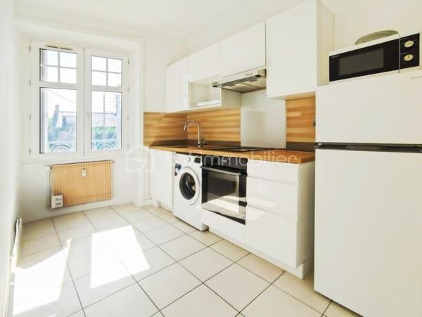 À seulement quelques minutes du centre-ville de Rennes, dans un immeuble Art déco des années 40 parfaitement entretenu, découvrez ce T2 traversant de 42 m², alliant le charme de l'ancien et le confort du moderne.

Dès l'entrée, le caractère unique de l'appartement se révèle à travers ses prestations authentiques : parquet d'origine, élégants vitraux sur les portes intérieures, cheminée dans le salon-séjour. Un bien chaleureux et plein de personnalité.

L'appartement offre une distribution optimisée avec un agréable salon-séjour lumineux, une cuisine séparée équipée et aménagée, une chambre confortable disposant de sa salle d'eau attenante avec fenêtre, ainsi qu'un espace de rangement ou dressing à aménager.

Les annexes constituent un véritable atout : cave privative, cellier et accès à un jardin commun arboré, idéal pour profiter des beaux jours en toute tranquillité.

Les points forts :

Immeuble Art déco de caractère: Parquet, vitraux et cheminée
Appartement traversant et lumineux
Chambre avec salle de bains attenante et Espace dressing
Cave et cellier privatifs avec Jardin partagé
Chauffage inclus dans les charges de copropriété
Copropriété saine et très bien entretenue 

Un bien coup de cœur pour les amateurs d'appartements de caractère, dans un secteur recherché de Rennes, à proximité immédiate des commerces, transports et commodités.

À visiter sans tarder.