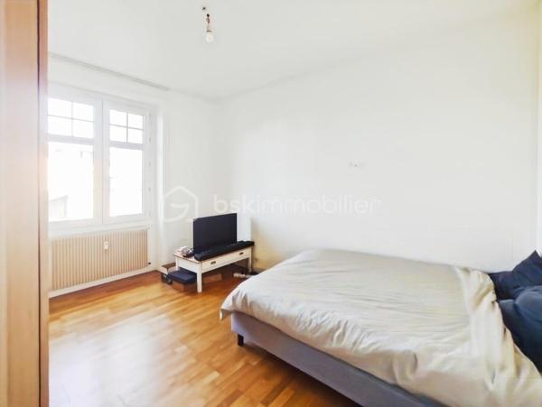 À seulement quelques minutes du centre-ville de Rennes, dans un immeuble Art déco des années 40 parfaitement entretenu, découvrez ce T2 traversant de 42 m², alliant le charme de l'ancien et le confort du moderne.

Dès l'entrée, le caractère unique de l'appartement se révèle à travers ses prestations authentiques : parquet d'origine, élégants vitraux sur les portes intérieures, cheminée dans le salon-séjour. Un bien chaleureux et plein de personnalité.

L'appartement offre une distribution optimisée avec un agréable salon-séjour lumineux, une cuisine séparée équipée et aménagée, une chambre confortable disposant de sa salle d'eau attenante avec fenêtre, ainsi qu'un espace de rangement ou dressing à aménager.

Les annexes constituent un véritable atout : cave privative, cellier et accès à un jardin commun arboré, idéal pour profiter des beaux jours en toute tranquillité.

Les points forts :

Immeuble Art déco de caractère: Parquet, vitraux et cheminée
Appartement traversant et lumineux
Chambre avec salle de bains attenante et Espace dressing
Cave et cellier privatifs avec Jardin partagé
Chauffage inclus dans les charges de copropriété
Copropriété saine et très bien entretenue 

Un bien coup de cœur pour les amateurs d'appartements de caractère, dans un secteur recherché de Rennes, à proximité immédiate des commerces, transports et commodités.

À visiter sans tarder.