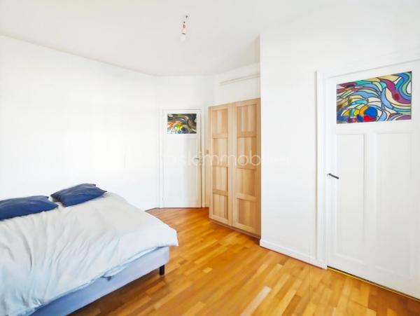 À seulement quelques minutes du centre-ville de Rennes, dans un immeuble Art déco des années 40 parfaitement entretenu, découvrez ce T2 traversant de 42 m², alliant le charme de l'ancien et le confort du moderne.

Dès l'entrée, le caractère unique de l'appartement se révèle à travers ses prestations authentiques : parquet d'origine, élégants vitraux sur les portes intérieures, cheminée dans le salon-séjour. Un bien chaleureux et plein de personnalité.

L'appartement offre une distribution optimisée avec un agréable salon-séjour lumineux, une cuisine séparée équipée et aménagée, une chambre confortable disposant de sa salle d'eau attenante avec fenêtre, ainsi qu'un espace de rangement ou dressing à aménager.

Les annexes constituent un véritable atout : cave privative, cellier et accès à un jardin commun arboré, idéal pour profiter des beaux jours en toute tranquillité.

Les points forts :

Immeuble Art déco de caractère: Parquet, vitraux et cheminée
Appartement traversant et lumineux
Chambre avec salle de bains attenante et Espace dressing
Cave et cellier privatifs avec Jardin partagé
Chauffage inclus dans les charges de copropriété
Copropriété saine et très bien entretenue 

Un bien coup de cœur pour les amateurs d'appartements de caractère, dans un secteur recherché de Rennes, à proximité immédiate des commerces, transports et commodités.

À visiter sans tarder.