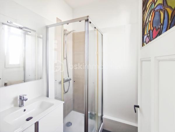 À seulement quelques minutes du centre-ville de Rennes, dans un immeuble Art déco des années 40 parfaitement entretenu, découvrez ce T2 traversant de 42 m², alliant le charme de l'ancien et le confort du moderne.

Dès l'entrée, le caractère unique de l'appartement se révèle à travers ses prestations authentiques : parquet d'origine, élégants vitraux sur les portes intérieures, cheminée dans le salon-séjour. Un bien chaleureux et plein de personnalité.

L'appartement offre une distribution optimisée avec un agréable salon-séjour lumineux, une cuisine séparée équipée et aménagée, une chambre confortable disposant de sa salle d'eau attenante avec fenêtre, ainsi qu'un espace de rangement ou dressing à aménager.

Les annexes constituent un véritable atout : cave privative, cellier et accès à un jardin commun arboré, idéal pour profiter des beaux jours en toute tranquillité.

Les points forts :

Immeuble Art déco de caractère: Parquet, vitraux et cheminée
Appartement traversant et lumineux
Chambre avec salle de bains attenante et Espace dressing
Cave et cellier privatifs avec Jardin partagé
Chauffage inclus dans les charges de copropriété
Copropriété saine et très bien entretenue 

Un bien coup de cœur pour les amateurs d'appartements de caractère, dans un secteur recherché de Rennes, à proximité immédiate des commerces, transports et commodités.

À visiter sans tarder.