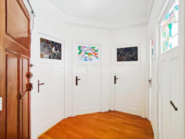 À seulement quelques minutes du centre-ville de Rennes, dans un immeuble Art déco des années 40 parfaitement entretenu, découvrez ce T2 traversant de 42 m², alliant le charme de l'ancien et le confort du moderne.

Dès l'entrée, le caractère unique de l'appartement se révèle à travers ses prestations authentiques : parquet d'origine, élégants vitraux sur les portes intérieures, cheminée dans le salon-séjour. Un bien chaleureux et plein de personnalité.

L'appartement offre une distribution optimisée avec un agréable salon-séjour lumineux, une cuisine séparée équipée et aménagée, une chambre confortable disposant de sa salle d'eau attenante avec fenêtre, ainsi qu'un espace de rangement ou dressing à aménager.

Les annexes constituent un véritable atout : cave privative, cellier et accès à un jardin commun arboré, idéal pour profiter des beaux jours en toute tranquillité.

Les points forts :

Immeuble Art déco de caractère: Parquet, vitraux et cheminée
Appartement traversant et lumineux
Chambre avec salle de bains attenante et Espace dressing
Cave et cellier privatifs avec Jardin partagé
Chauffage inclus dans les charges de copropriété
Copropriété saine et très bien entretenue 

Un bien coup de cœur pour les amateurs d'appartements de caractère, dans un secteur recherché de Rennes, à proximité immédiate des commerces, transports et commodités.

À visiter sans tarder.