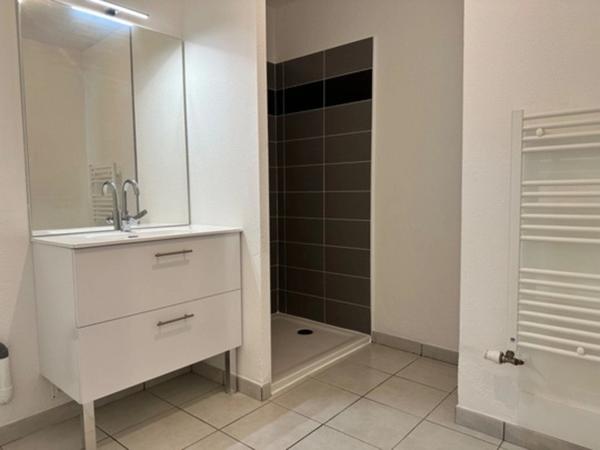 LABENNE PLAGE-T3 ENTIEREMENT RÉNOVÉ AVEC TERASSE ET 2 PLACES DE PARKING EN SOUS SOL