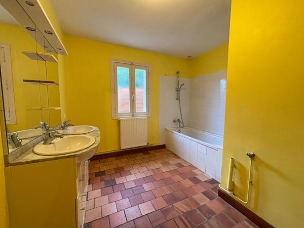 Maison du 19ème en Pierre située dans un environnement calme sur la commune d'Auverse