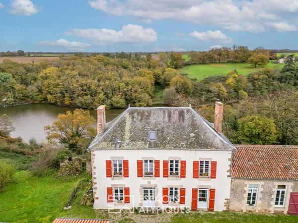 Ancienne école réhabilitée avec vue sur la rivière
