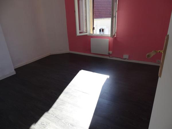 Vente
                Maison98 m² - 5 Pièces -
                    LE CHATELET (18170)