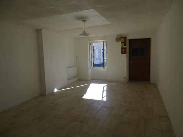 Vente
                Maison98 m² - 5 Pièces -
                    LE CHATELET (18170)