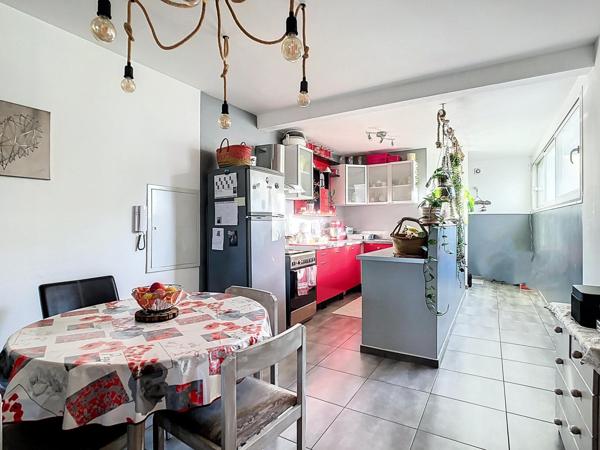 T4 avec Grand garage de 60m² et jardin privatif