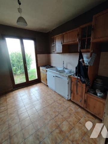 pavillon d'habitation en pleine verdure