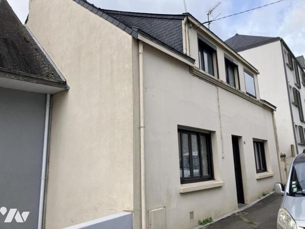 Maison d'habitation construite sur deux niveaux et comprenant 5 chambres , sous-sol et terrain  