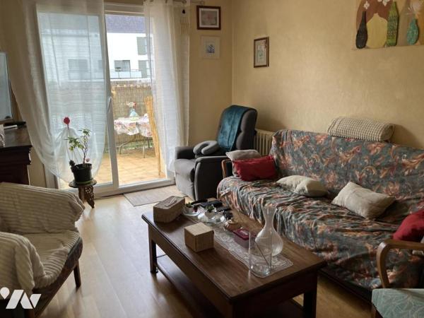 Maison d'habitation construite sur deux niveaux et comprenant 5 chambres , sous-sol et terrain  