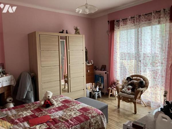 Maison d'habitation construite sur deux niveaux et comprenant 5 chambres , sous-sol et terrain  