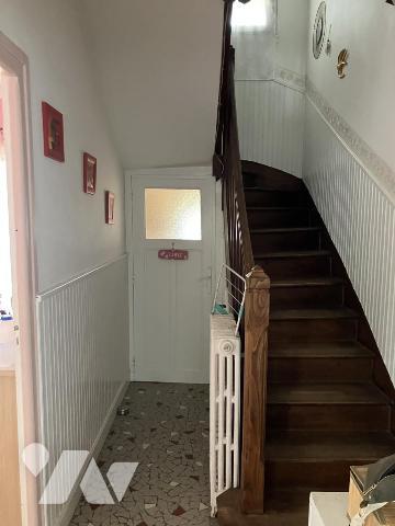 Maison d'habitation construite sur deux niveaux et comprenant 5 chambres , sous-sol et terrain  