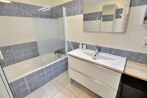 A VENDRE T3 EN REZ DE CHAUSSÉE AVEC EXTÉRIEUR ET 2 PLACES DE PARKING SÉCURISÉ.