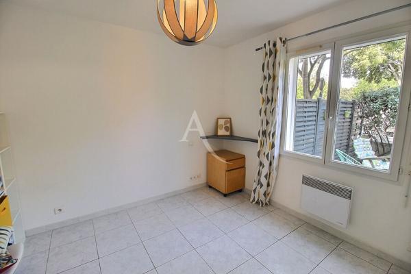 A VENDRE T3 EN REZ DE CHAUSSÉE AVEC EXTÉRIEUR ET 2 PLACES DE PARKING SÉCURISÉ.