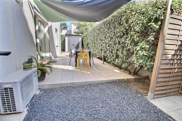 A VENDRE T3 EN REZ DE CHAUSSÉE AVEC EXTÉRIEUR ET 2 PLACES DE PARKING SÉCURISÉ.