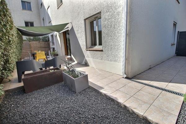A VENDRE T3 EN REZ DE CHAUSSÉE AVEC EXTÉRIEUR ET 2 PLACES DE PARKING SÉCURISÉ.