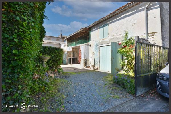 Maison de ville à vendre 4 chambres extérieur et garage sur la commune de Port Sainte Foy et Ponchapt en Dordogne