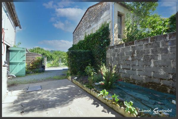 Maison de ville à vendre 4 chambres extérieur et garage sur la commune de Port Sainte Foy et Ponchapt en Dordogne