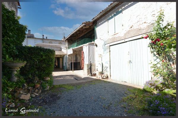Maison de ville à vendre 4 chambres extérieur et garage sur la commune de Port Sainte Foy et Ponchapt en Dordogne